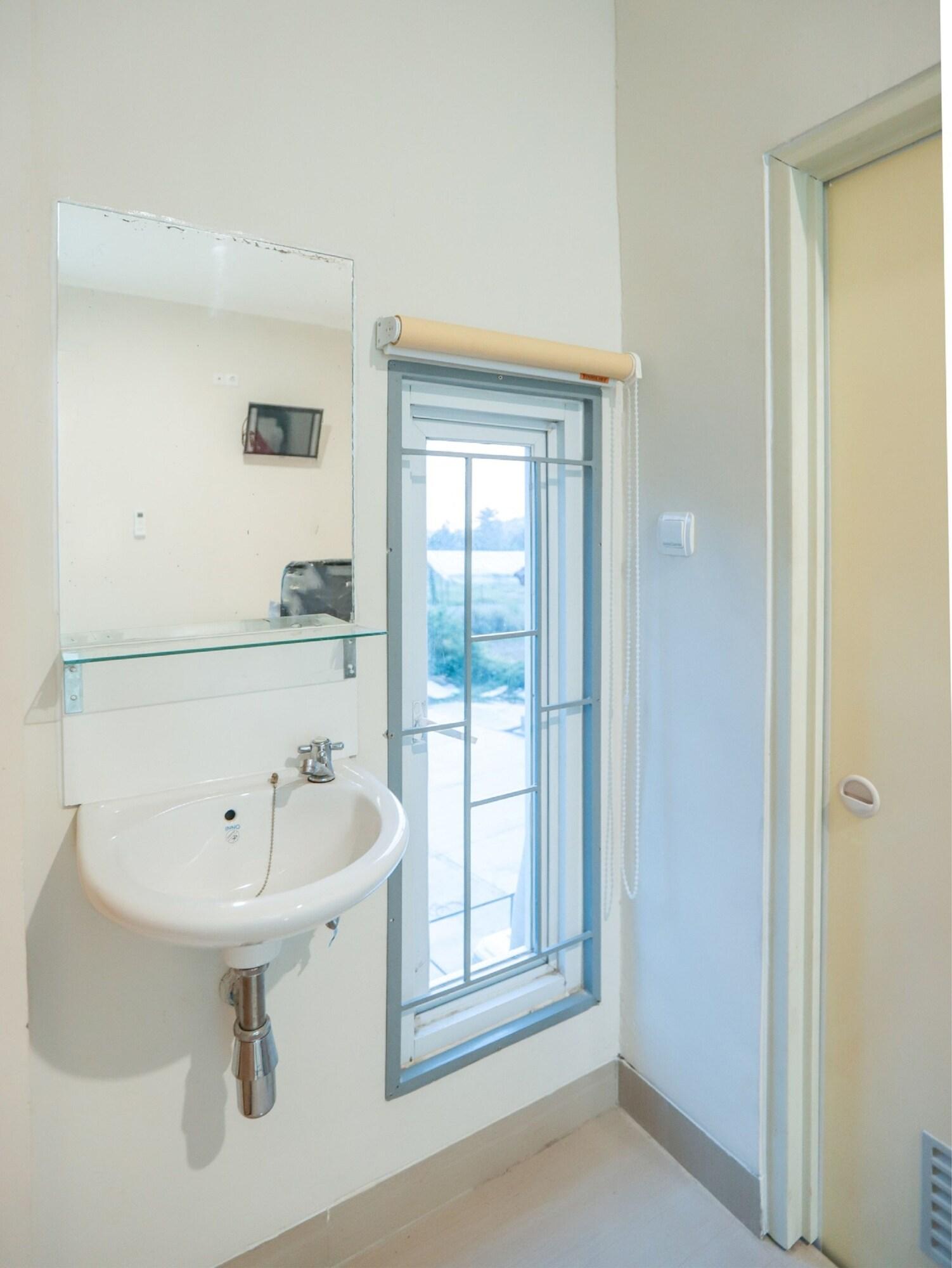 Oyo 387 Alfa Guest House Tegal  Buitenkant foto