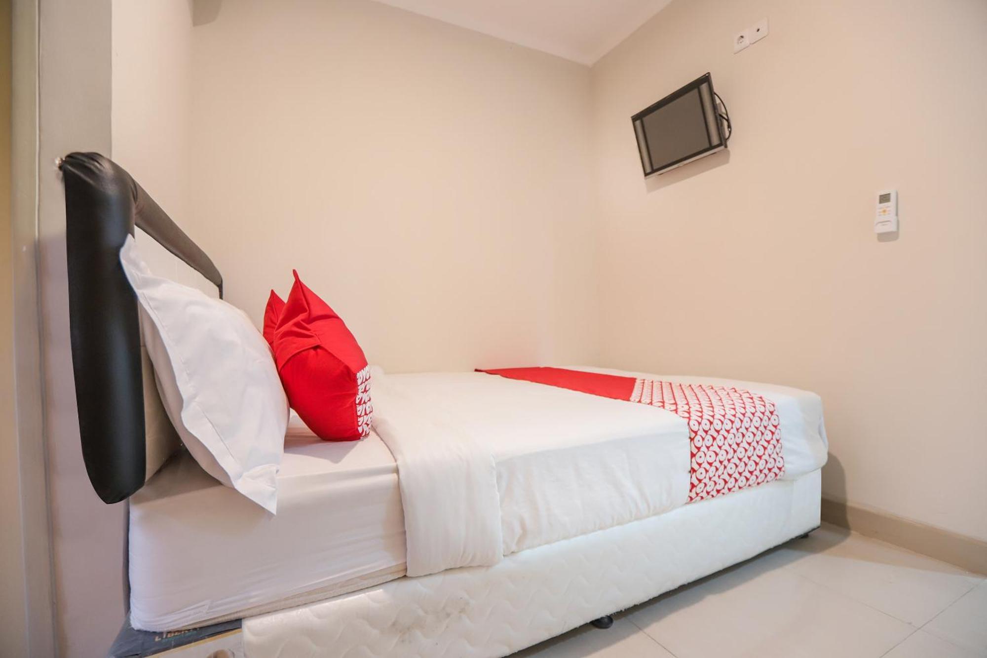Oyo 387 Alfa Guest House Tegal  Buitenkant foto